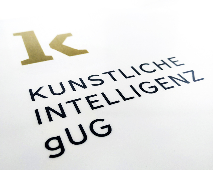 Logo Kleinbuchstabe k und Schriftzug Kunstliche Intelligenz gUG