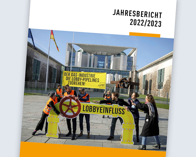 Titelseite mit Foto von Protestaktion vor dem Bundeskanzleramt in Berlin