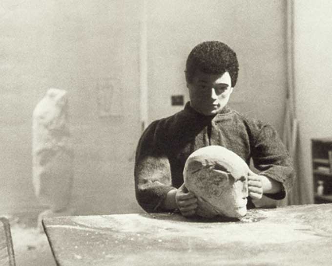 Website mit Galerieansicht eines Bildes: Mit Puppe nachgestelltes Foto von Picasso