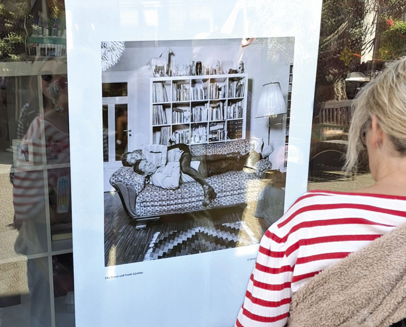 Frau betrachtet ein Foto von Rebecca Peetz im Schaufenster