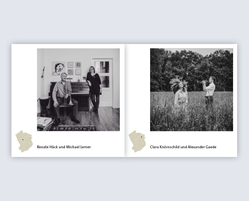 zwei Folderseiten mit Fotos von Kulturpaaren